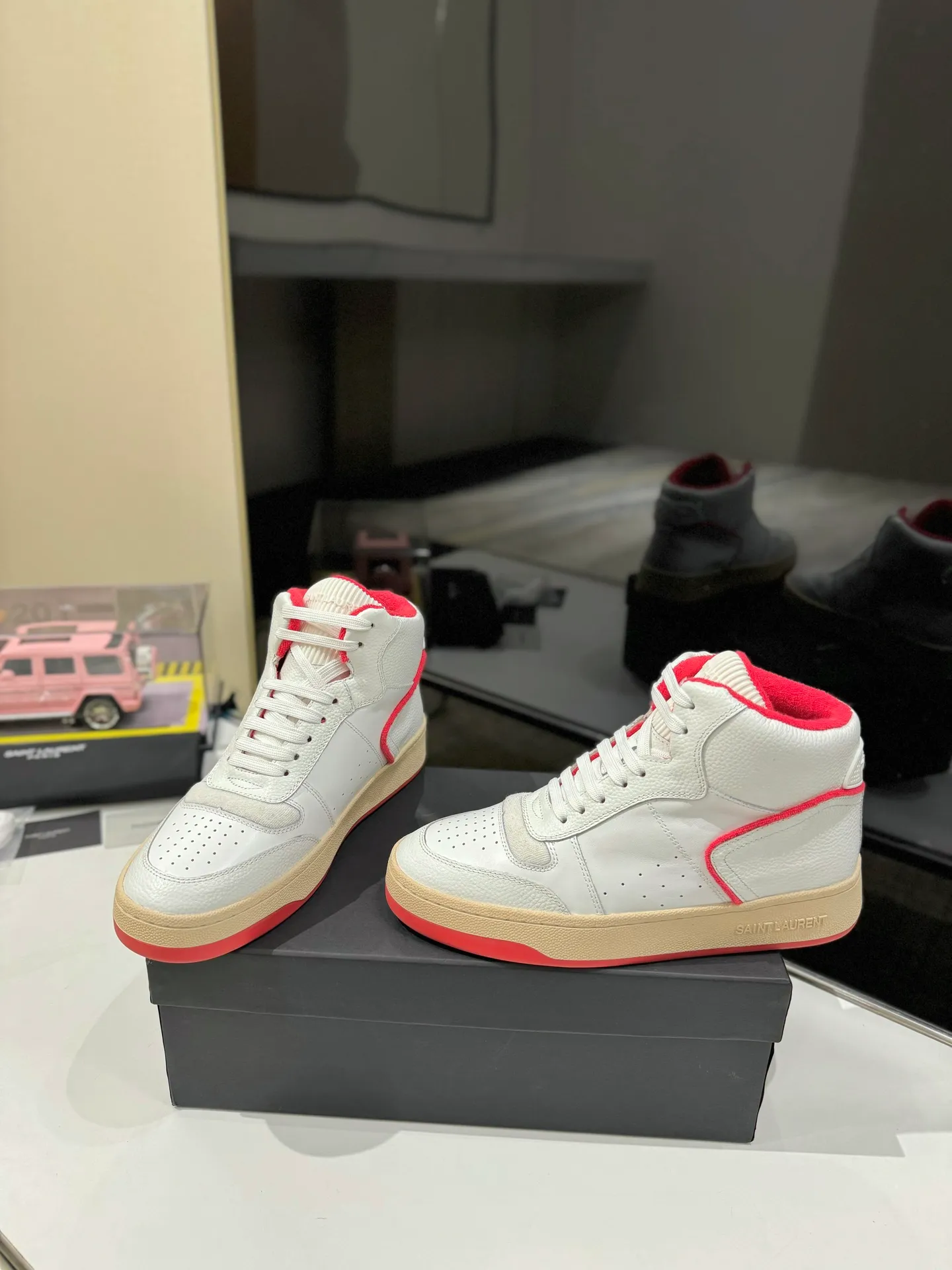 👟👟Ex-factory price 680👟👟 [High version for couples] YSL SAINT LAURENT Yves Saint Laurent SL61, the latest popular casual series in spring and summer...👍👍 Yves Saint Laurent SL61, original purchase, 1:1 replica, fresh blood injection and casual retro design, super good-looking and versatile, the upper is made of cowhide punching and splicing, the upper is super soft , lightweight and comfortable to match with sweatshirts, it is recommended to have one pair in each hand😁 ✅Fabric: Original customized cowhide ➕Punching process ➕Last process ✅Inner lining: Original towel lining ✅Feet: Original customized cowhide ✅Outsole: Original molded two-color bottom ✅Packaging: Original full set of packaging ✅Code number: 35-46 (Female 41.42. Male 38.45.46 Customized, non-returnable)